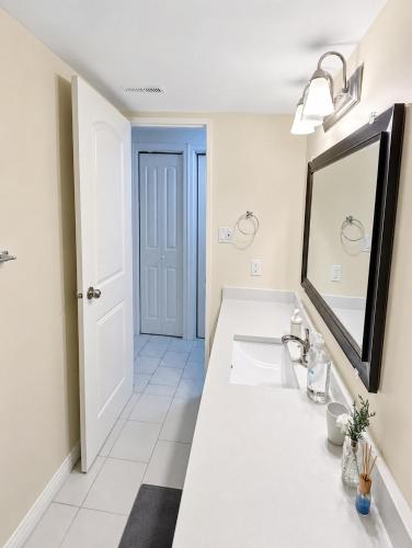 Quiet & Bright Basement Suite near Fraser Street - image 5