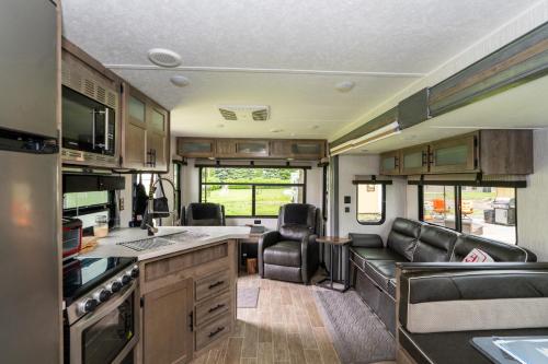 Cocina, Beautiful 32' RV located in south Chicago suburb in Alsip