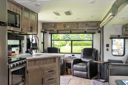 Beautiful 32' RV located in south Chicago suburb in Alsip