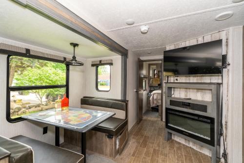 Beautiful 32' RV located in south Chicago suburb in Alsip