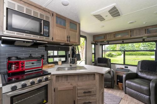 Beautiful 32' RV located in south Chicago suburb in Alsip