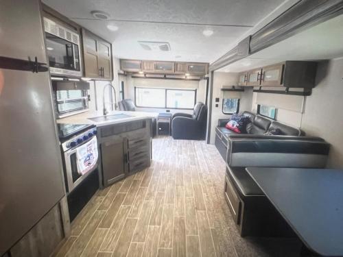 Beautiful 32' RV located in south Chicago suburb in Alsip