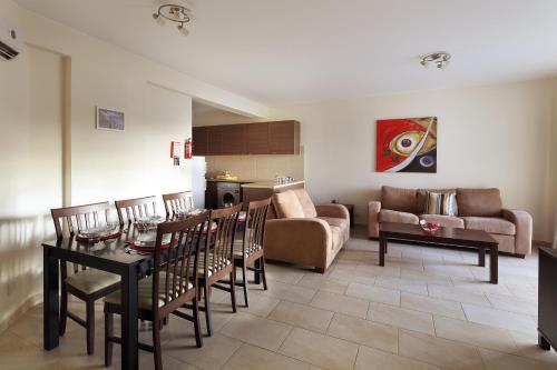 Chloraka Terrace Apartments - image 3