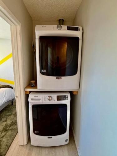 Modern Cozy 2 BR Retreat Near DT & CTrain - image 2