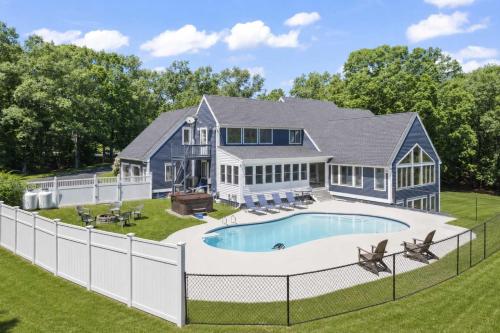 Maine Pondfront Home Sleeps 22 - Pool & Hot Tub in Sanford (ME)