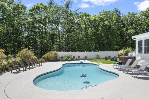 Maine Pondfront Home Sleeps 22 - Pool & Hot Tub in Sanford (ME)