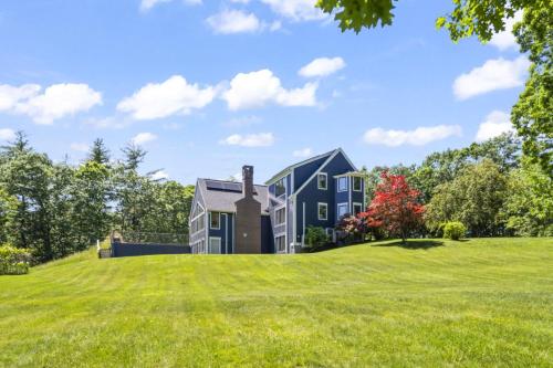 Maine Pondfront Home Sleeps 22 - Pool & Hot Tub in Sanford (ME)