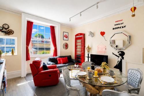 STR8BS8 Banksy 2-Bedroom Apartment, Clifton, Parking & Garden – khách sạn tại Clifton