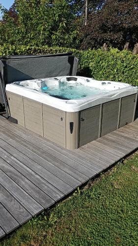 Boblebad, Chambre à TROOZ dans magnifique fermette - très calme, jacuzzi - 40 minutes de Spa - Francorchamps (Chambre a TROOZ dans magnifique fermette - tres calme, jacuzzi - 40 minutes de Spa - Francorchamps) in Trooz