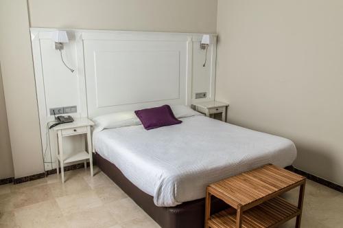 Twin Room image 10