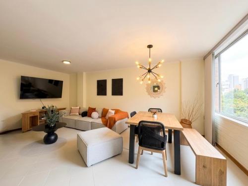 Modern and bright apartment - In front of the UPB & La 70