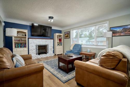 . Family 5BR Retreat Sleeps 11 by College, Hospital