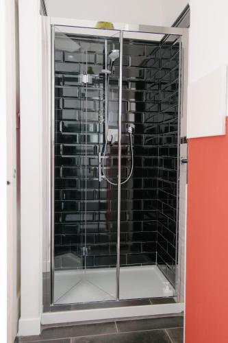 Double Room with Balcony and Private Bathroom image 4