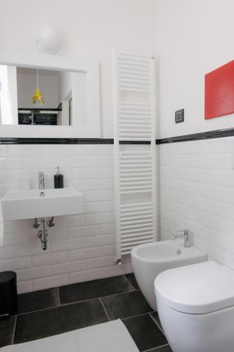 Double Room with Balcony and Private Bathroom image 6