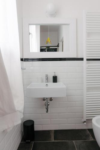 Double Room with Balcony and Private Bathroom image 5