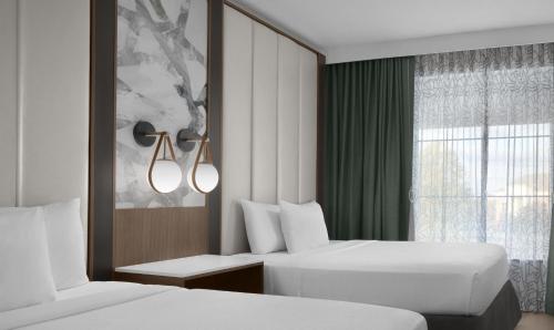 2 queen beds, 1 sofa bed