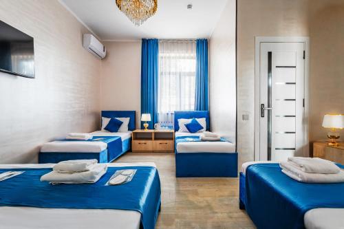 Room, family, 3 beds