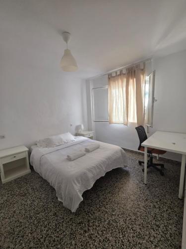 HABITACIÓN PRIVADA COMODA SITUADA EN LA MEJOR ZONA DE MALAGA CERCA A LA PLAYA JUSTO A LADO DE DOS CENTROS COMERCIALES Y LA ESTACION DE TREN Y AUTOBÚSES ZONA MUY BIEN COMUNICADA WI-FI LA MEJOR ZONA DE MALAGA lo bienvenido