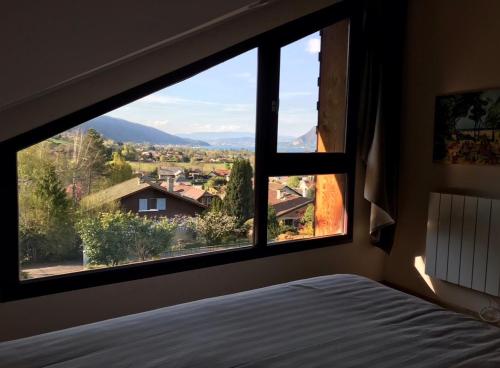 Maison mitoyenne dans un quartier calme avec parking privatif et vue panoramique sur le lac et les montagnes - Location, gîte - Saint-Jorioz