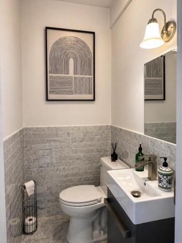 Bathroom, Modern Stay 5 min to World Cup Metlife 25 min NYC in East Rutherford (NJ)
