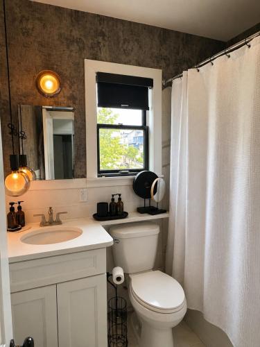 Bathroom, Modern Stay 5 min to World Cup Metlife 25 min NYC in East Rutherford (NJ)