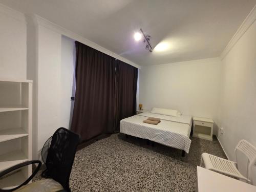 HABITACIÓN PRIVADA CENTRO MALAGA LA MEJOR ZONA CERCA A LA PLAYA ENFRENTE A LA ESTACIÓN DE TREN Y EL CENTRO COMERCIAL VIALIA Y TAMBIEN JUSTO A LADO DEL CENTRO COMERCIAL LARIOS TAMBIÉN CERCA AL CASCO ANTIGUO DE LA MEJOR ZONA PARA DISFRUTAR DE MALAGA a