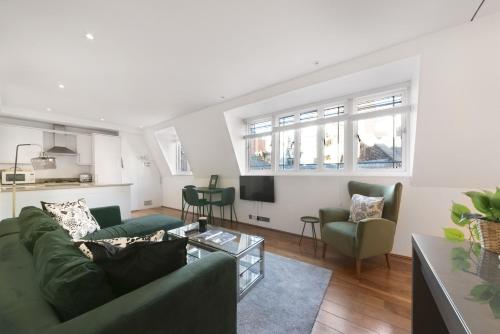 2 Bed 2 Bath Apartment with lift- Oxford Street, London