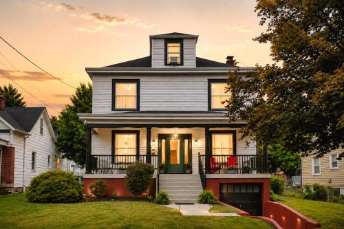 . Prime Derby Location - Firepit - Yard - Family Friendly