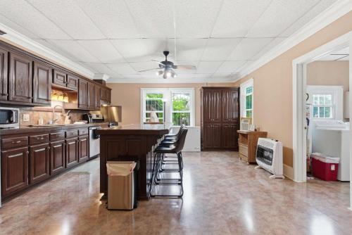 Downtown Lafayette 4BR Home with Parking in Lafayette City Center