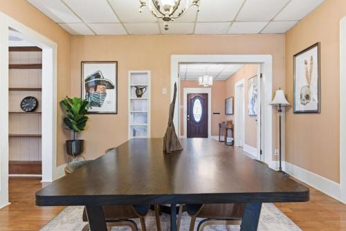 Downtown Lafayette 4BR Home with Parking in Lafayette City Center