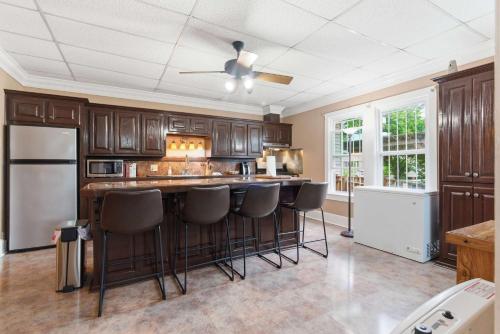 Downtown Lafayette 4BR Home with Parking in Lafayette City Center