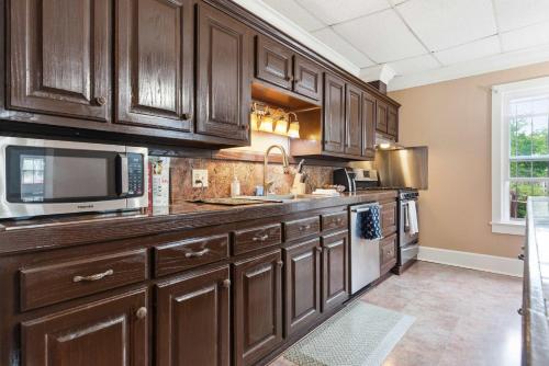 Downtown Lafayette 4BR Home with Parking in Lafayette City Center
