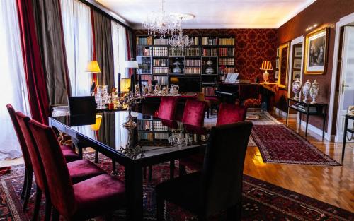 Charming Elegant Room in Historic Art Nouveau Building, Central Milan