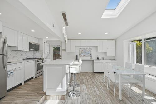 Modern Hampton Bays Cottage near BEACHES & TOWN cottage - main image