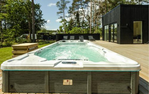 Piscina, Amazing Home In Ebeltoft With Sauna in Ebeltoft