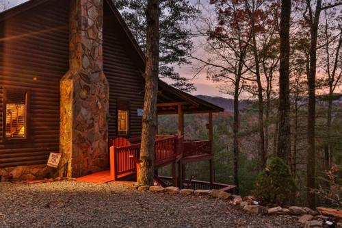 Living on the Ledge - Long-Range Mountain Views - Hot Tub and Fire Pit