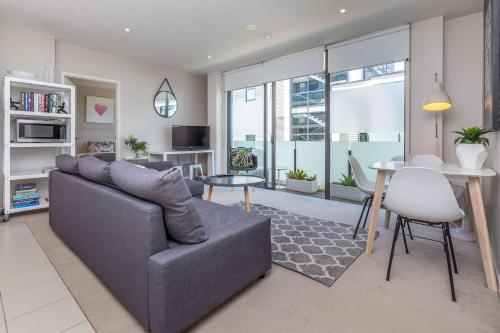 Wynyard Viaduct Harbour 2BR and Parking Zodiak Stays, Auckland
