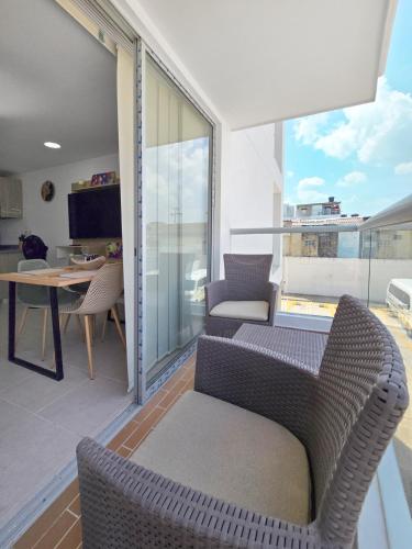 Balcony/terrace, Elegancia y comodidad cerca del mar y aeropuerto in Santa Maria