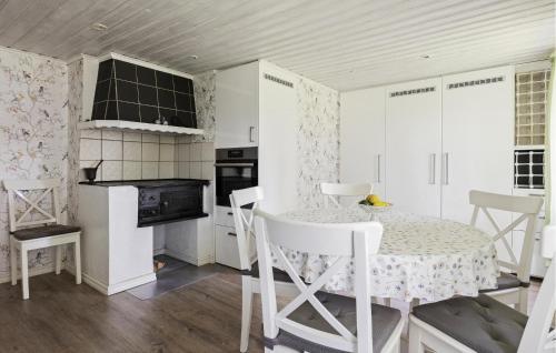 virtuve, Awesome Home In Ambjörnarp With Wifi (Awesome Home In Ambjornarp With Wifi) in Ambjornarp