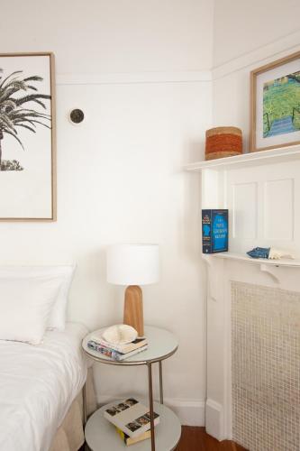 Prime Manly Location - Beach & Wharf Nearby - image 2