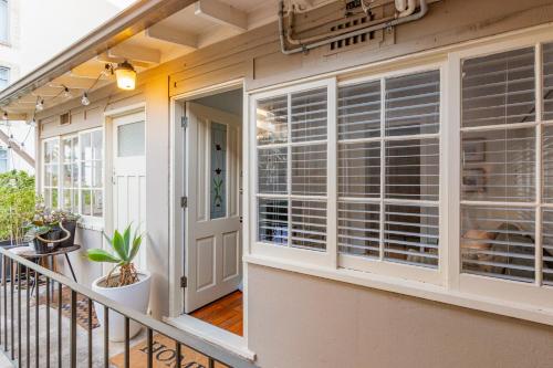 Prime Manly Location - Beach & Wharf Nearby - image 5