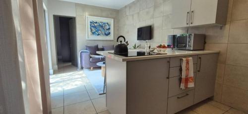 Cozy 2 Bedroom Cottage - image 2