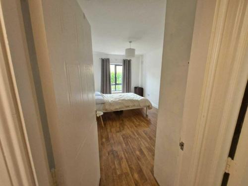 Spacious Bright Modern Apt With Garden - main image