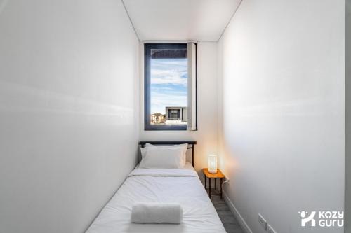 KozyGuru | Rosebery | Stylish Apt with Parking - image 13