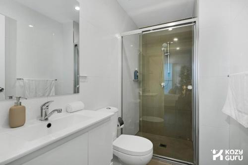KozyGuru | Rockdale | Cozy Apt near Train Station - image 9