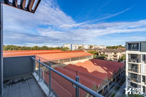 KozyGuru | Rosebery | Stylish Apt with Parking - image 7