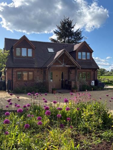 Private Room - Sleeps 2 - Private Entry - Parking in Dorridge