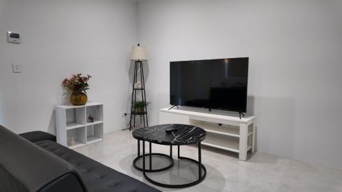 Eden Haven - Cozy Home in Wellard near Train Station , Kwinana & Rockingham Beach