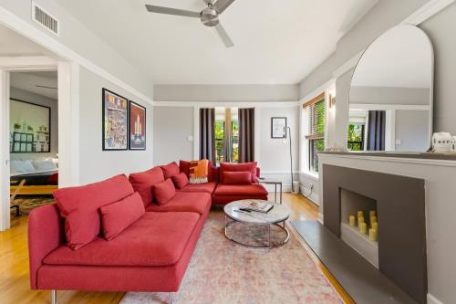 Steps to the Lakefront! This Uptown Beauty is Everything You Need for a Perfect Chicago Getaway condo - image 4