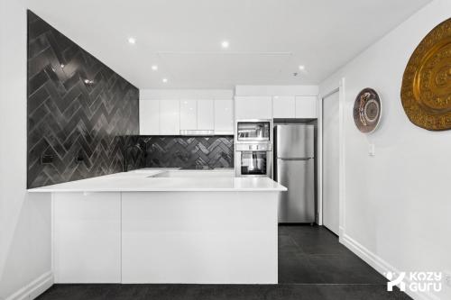 KozyGuru | Sydney CBD | Spacious Urban Living - image 13